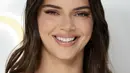 <p>Kendall Jenner menghadiri CFDA Fashion Awards di Casa Cipriani, New York City, Amerika Serikat, 7 November 2022. Dia memilih riasan yang cukup sederhana dan memamerkan senyum menawan. (Dimitrios Kambouris/Getty Images/AFP)</p>