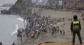 Para imigran berkumpul di sepanjang pagar di lokasi bentrokan dekat Fnideq, di perbatasan Maroko-Spanyol, Jumat, 31 Juli 2026. (AFP/  Abdel Majid Bziouat)