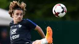 Penyerang Atletico Madrid, Antoine Griezmann berusaha mengontrol bola saat sesi latihan untuk persiapan kualifikasi Piala Dunia 2018 melawan Swedia di Clairefontaine-en-Yvelines (5/6). (AFP Photo/Franck Fife)