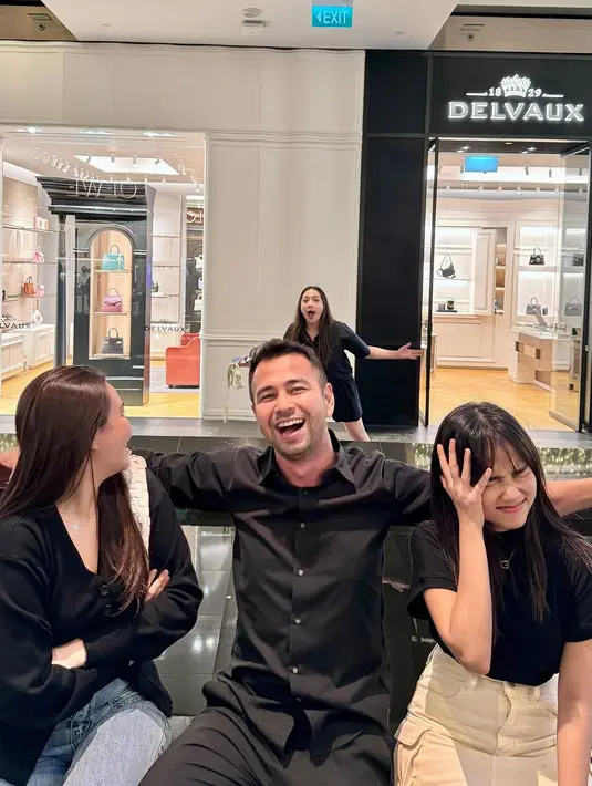 Sama-sama cantik, Fuji dan Aaliyah Massaid kompak mengenakan outfit hitam. [Foto: Instagram/raffinagita1717]