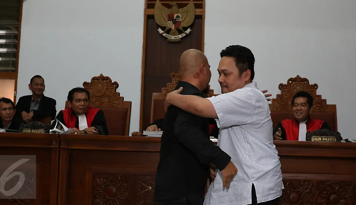 Musisi Ahmad Dhani dan Farhat Abbas saling berpelukan usai menjalani sidang lanjutan kasus pencemaran nama baik yang dilayangkan Ahmad Dhani di Pengadilan Negeri Jakarta Selatan, Kamis (19/11). (Liputan6.com/Herman Zakharia)