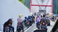 Kondisi Jembatan Gladag Perak yang padat dengan kendaraan (Istimewa)
