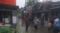 Hujan deras membuat seribu lebih Kepala Keluarga (KK) di Kabupaten Tangerang terendam banjir. Korban banjir tersebar di 8 kecamatan di wilayah tersebut. (Dok. Liputan6.com/Pramita Tristiawati)