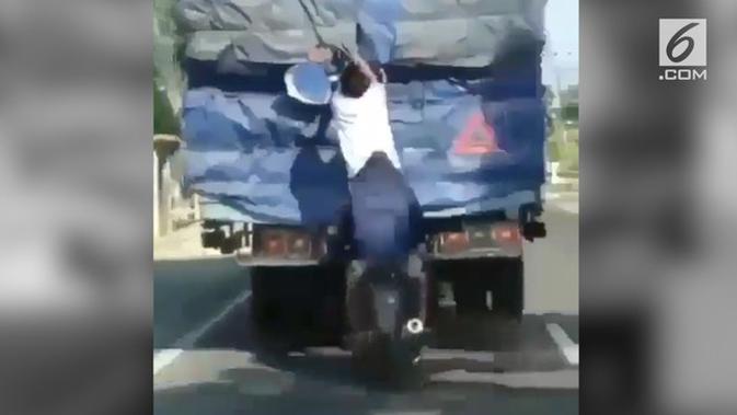 Video Rekaman Bajing Loncat Curi Truk Barang Regional Liputan6 Com