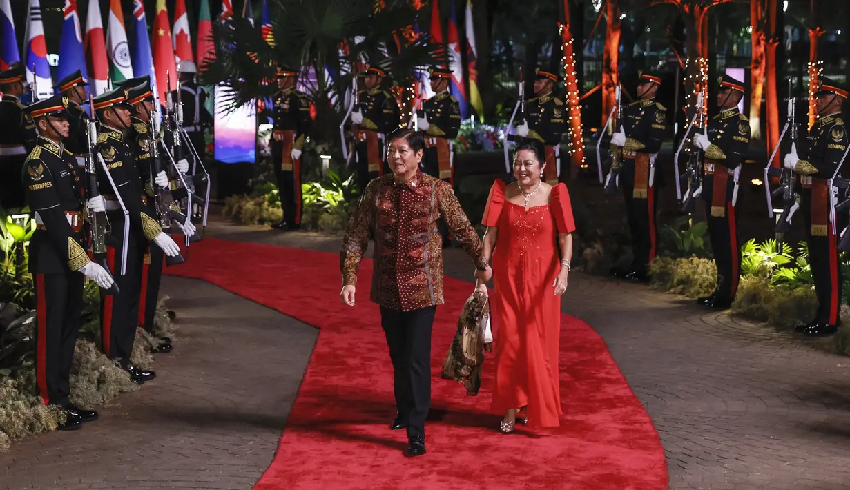 Presiden Filipina Ferdinand Marcos, Jr. dan istrinya Louise Araneta tiba untuk menghadiri Gala Dinner KTT ke-43 ASEAN di Hutan Kota GBK, Jakarta, Rabu (6/9/2023). (Mast Irham/Pool Photo via AP)