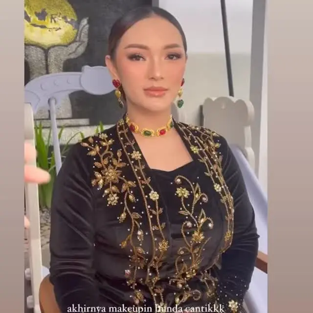Tampil Kompak, Ini 6 Pemotretan Terbaru Zaskia Gotik Bersama Anak dengan Busana Adat