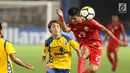 Gelandang Persija, Sandi Sutte (kanan) berebut bola atas dengan pemain Tampines Rovers pada laga grup H Piala AFC 2018 di Stadion GBK, Jakarta, Rabu (28/2). Babak pertama Persija unggul 2-0. (Liputan6.com/Helmi Fithriansyah)