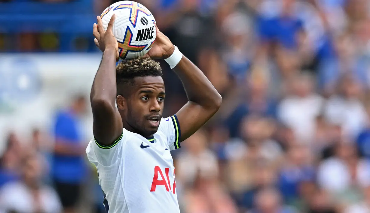 Gelandang Tottenham Hotspur, Ryan Sessegnon bersiap melakukan lemparan ke dalam saat menghadapi Chelsea pada laga Liga Inggris 2022/2023 di Stamford Bridge, London (14/8/2022). Ryan Sessegnon ditebus Tottenham Hotspur pada awal musim 2019/2020 dari Fulham dengan nilai transfer 27 juta euro atau kini setara Rp449 miliar. Dikontrak selama 6 tahun hingga 30 Juni 2025, ia sempat dipinjamkan ke Hoffenheim selama semusim pada 2020/2021. (AFP/Glyn Kirk)
