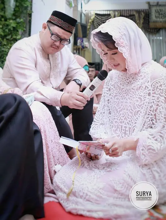 Sebelum menikah dengan Surya Ibrahim, Sheza Idris menggelar pengajian. Ia tampil cantik dengan mengenakan busana berwarna pink. (Foto: instagram.com/surya.photography)