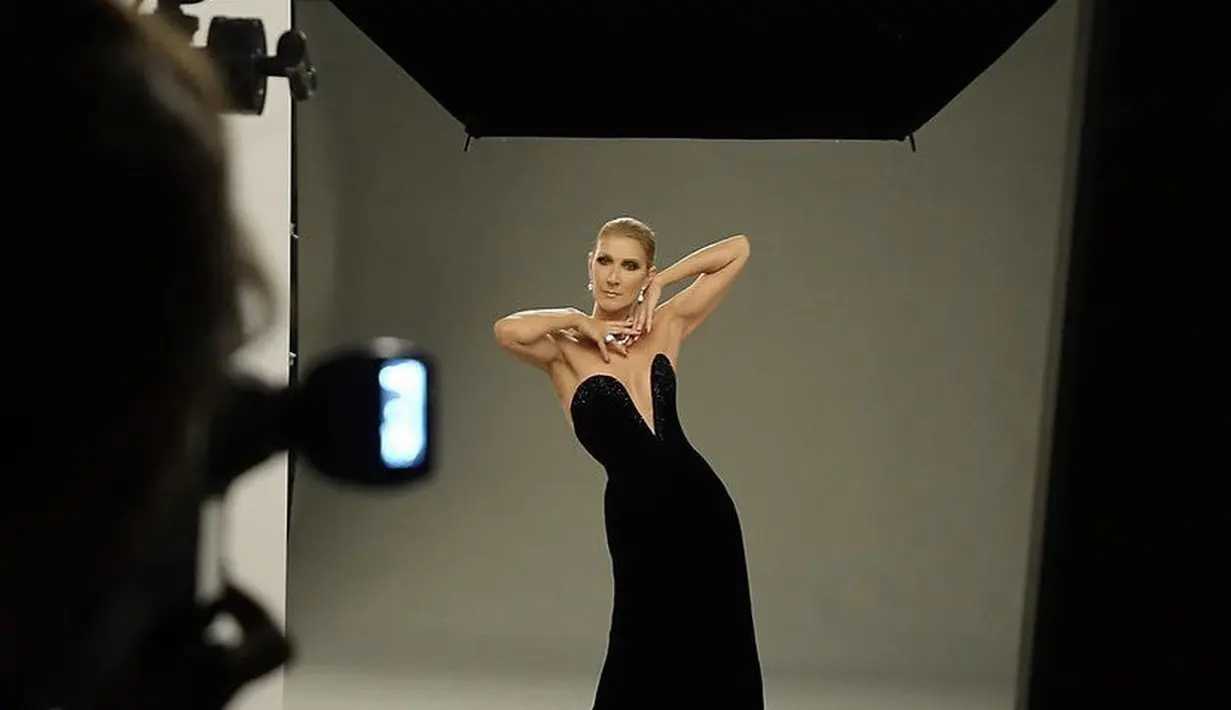 Perempuan kelahiran 30 Maret 1968 ini tampil mengenakan gaun hitam v shape yang masih seksi di usianya tersebut. Gaya rambut buns pun dikenakan dalam pemotretan tersebut. @celinedion