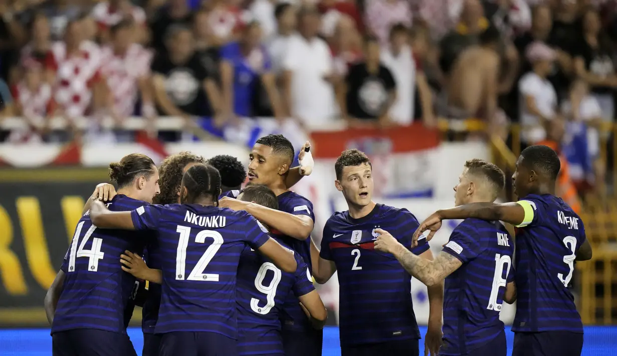 Gelandang Prancis, Adrien Rabiot berselebrasi dengan rekan satu timnya setelah mencetak gol ke gawang Kroasia pada pertandingan UEFA Nations League pertandingan UEFA Nations League di stadion Poljud, di Split, Kroasia, Selasa (7/6/2022). Prancis bermain imbang dengan Kroasia 1-1. (AP Photo/Darko Bandic)