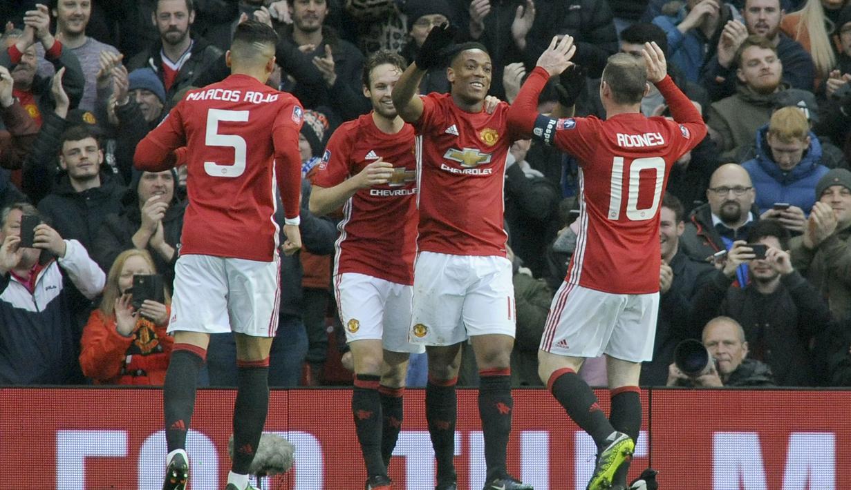 Pemain Manchester United, Anthony Martial (2kanan) merayakan gol bersama rekan-rekannya saat melawan Reading pada laga Piala FA di Old Trafford, (7/1/2017). Setan Merah menang 4-0. (AP/Rui Vieira)