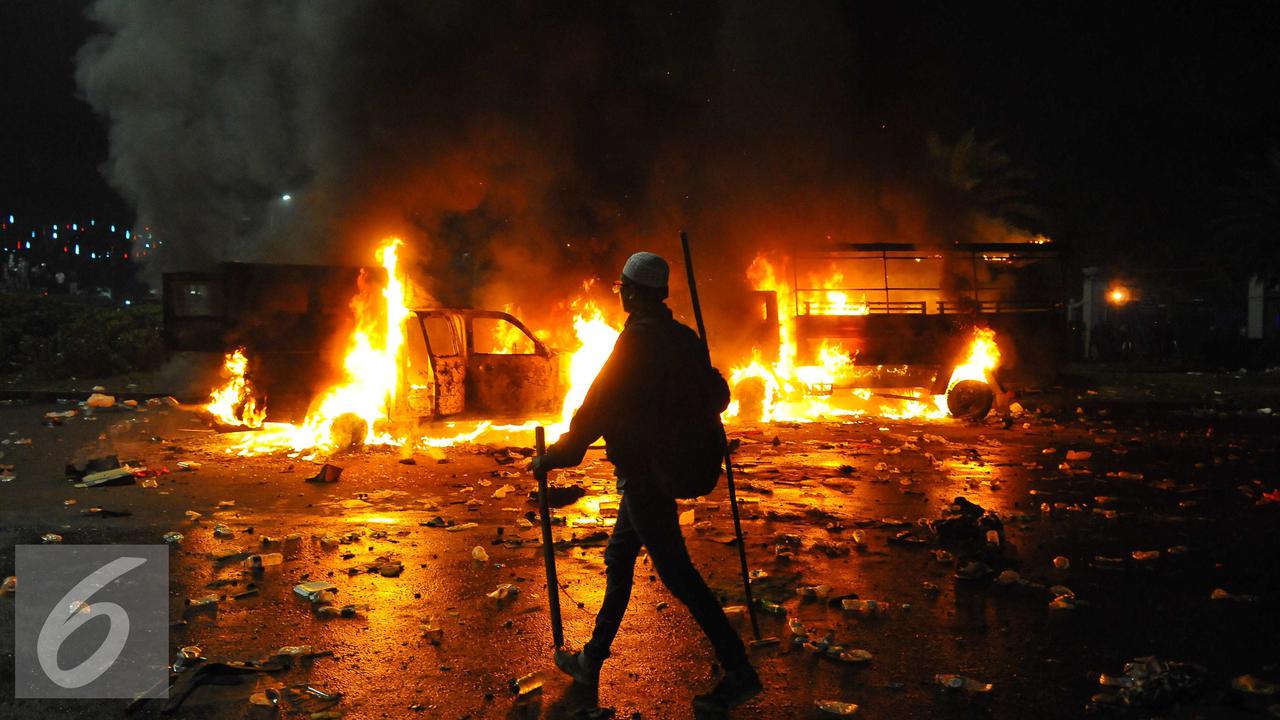 20161104- Pendemo Bakar Mobil di Kawasan Monas -Jakarta- Angga Yuniar