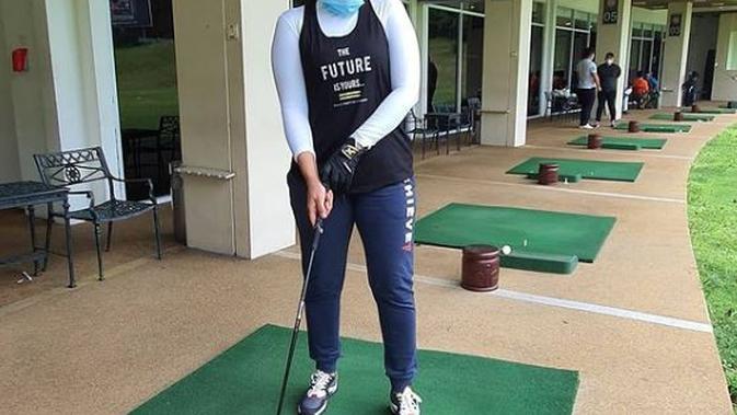 Rahma Sarita saat bermain golf. (dok. Instagram @rahmasarita_jufri/https://www.instagram.com/p/CIIA4AzHYI0/Dinny Mutiah)