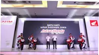 Gerry Salim (berdiri, kiri) dan Dimas Ekky Pratama (berdiri kanan) pada launching tim Astra Honda Racing Team (AHRT) 2018 di JIExpo, Kemayoran, Jakarta, Selasa (20/2/2018). (Astra Honda Motor)