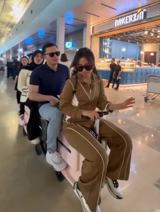 <p>Beberapa netizen sempat mengira jika kado Rp 100 juta itu hanya endorse. Dokter Oky pun mengungkap jika endorse Fuji lebih dari Rp 100 juta. [Foto: Instagram/clarashintareal]</p>