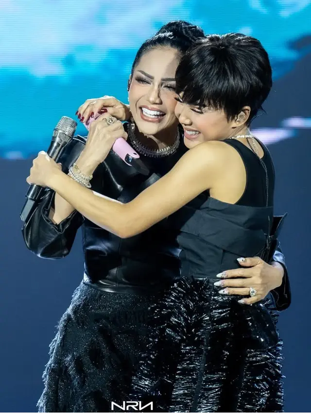 Yuni Shara dan Krisdayanti saat Konser Tunggal Yuni Shara. [@yunishara36/@krisdayantilemos]