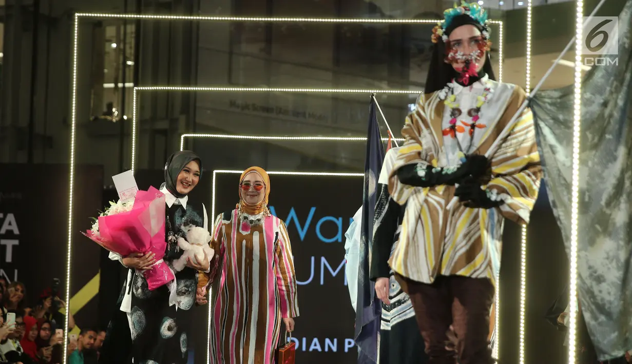 Desainer Dian Pelangi (kiri) saat tampil dalam Jakarta Modest Fashion Week di Gandaria City, Jakarta, Minggu (29/7). Dian Pelangi mengangkat tema 'Persona'. (Liputan6.com/Herman Zakharia)