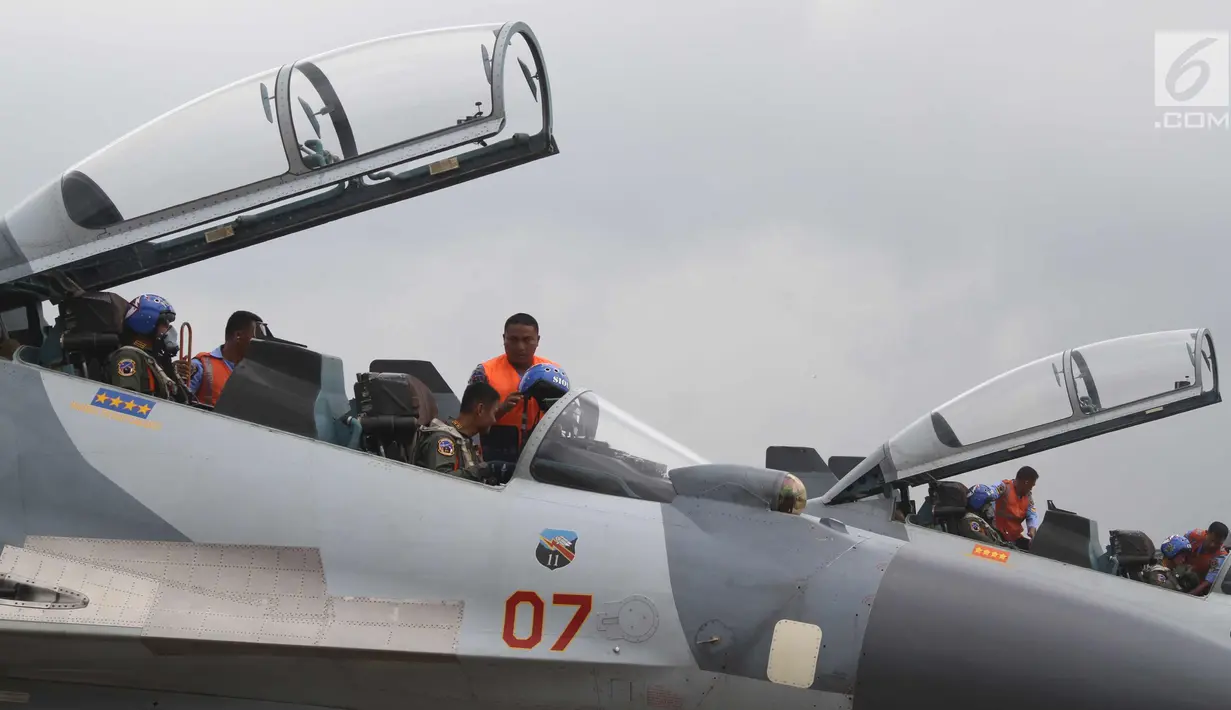 Dua pesawat Sukhoi yang dinaiki Panglima TNI Marsekal Hadi Tjahjanto dan Kapolri Jenderal Tito Karnavian siap lepas landas di landasan pacu Lanud Halim Perdanakusuma, Jakarta, Rabu (20/12). (Liputan6.com/Pool/Agus)