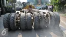 Warga melihat truk bermuatan alat berat ekskavator mengalami patah as di Jakarta, Selasa (29/9/2015). Imbas dari truk bermuatan alat berat mengalami patah as itu, Jalan Sudirman mengarah ke Jalan MH Thamrin terpantau padat. (Liputan6.com/Gempur M Surya)