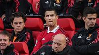 Raut wajah kesal terlihat dari Cristiano Ronaldo saat ia digantikan oleh pemain MU lainnya pada pertandingan melawan Newcastle United di Old Trafford, Minggu (16/10/2022). (AFP/Ian Hodgson)