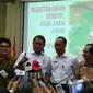 Menkominfo Rudiantara, Dirjen Dukcapil Zudan Arif Fakrulloh, beserta pimpinan perusahaan telkomunikasi Indonesia saat konferensi pers mengenai Peraturan Registrasi Kartu Prabayar dengan valisasi data kependudukan. (Liputan6.com/ Agustin S W)