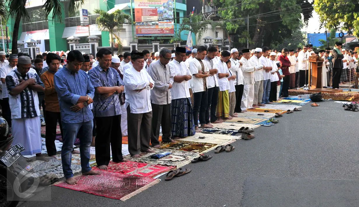 Ribuan warga Muhamadiyah melaksanakan Salat Idul Adha 1436 H di halaman Kampus UHAMKA, Jakarta, Rabu (23/9/2015). Muhammadiyah meminta pemerintah menetapkan libur dua hari karena adanya perbedaan waktu pelaksanaan. (Liputan6.com/Gempur M Surya)