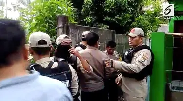 Densus 88 menggeledah rumah terduga teroris di kawasan Cipayung, Jakarta Timur, Selasa (30/05/17). 