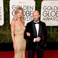 Model asal Inggris, Rosie Huntington-Whiteley mengumumkan  telah bertunangan dengan kekasihnya yang sudah lima tahun bersama, Jason Statham di acara Golden Globe Awards 2016 pada Minggu (10/1/2016) malam. (AFP/Bintang.com)