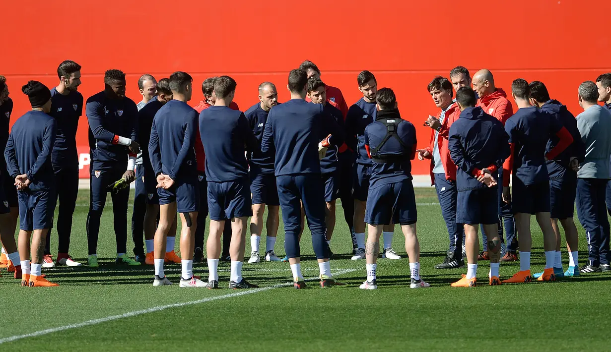 Pelatih Sevilla, Vincezo Montella memberi instruksi pada pemainnya saat sesi latihan jelang menjamu Manchester United pada leg pertama babak 16 besar Liga Champions di Stadion Ramon Sanchez Pizjuan, Sevilla, Spanyol, Selasa (20/2). (Cristina Quicler/AFP)