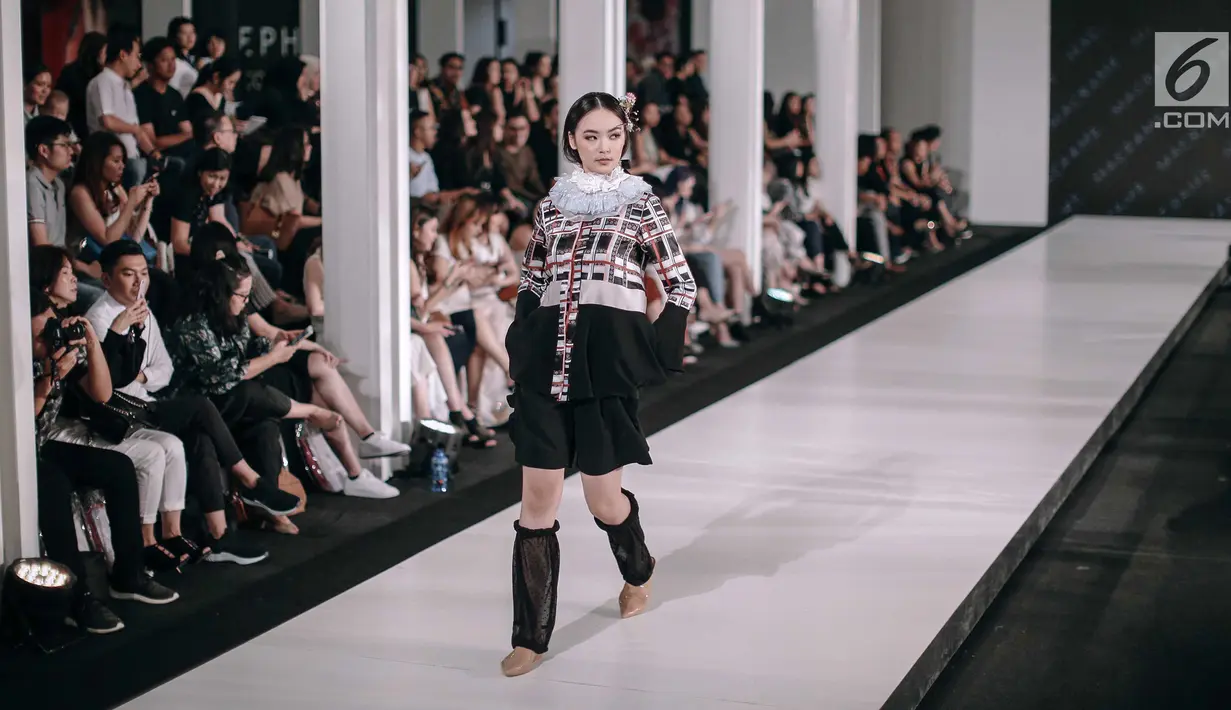 Model cantik mengenakan busana rancangan Rinda Salmun bertajuk 'No.2' dalam Fashion Nation 2018 di Senayan City, Jakarta, Rabu (18/4). (Liputan6.com/Faizal Fanani)