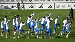 Di sisi lain, duel ini menjadi kesempatan bagi tuan rumah untuk mengejar kemenangan perdana di kompetisi musim ini. Tampak dalam foto, para pemain Real Madrid berlatih selama sesi latihan jelang matchday 5 league phase Liga Champions 2025/2026 melawan Olympiakos FC di Real Madrid Sports City, Valdebebas, pada Selasa 25 November 2025. (Javier SORIANO/AFP)