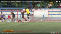 Tendangan kungfu bek AHHA PS Pati FC, Syaiful Indra Cahya terhadap gelandang Persiraja Banda Aceh, Muhammad Nadhiif. (Tangkapan layar YouTube AHHA PS FC).