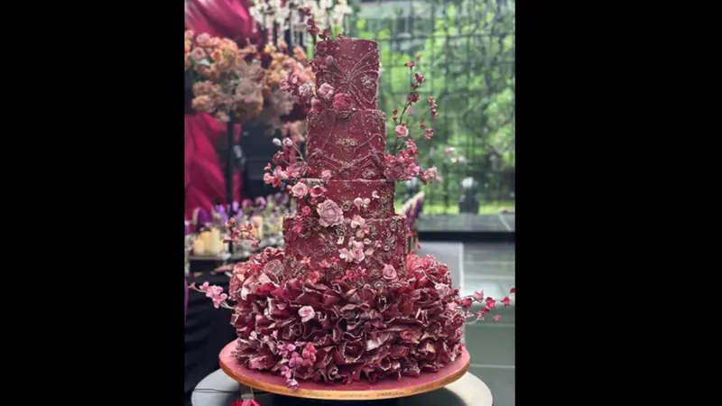 Kue Pernikahan BCL dan Tiko Aryawardhana Terinspirasi Gaun Dolce & Gabbana