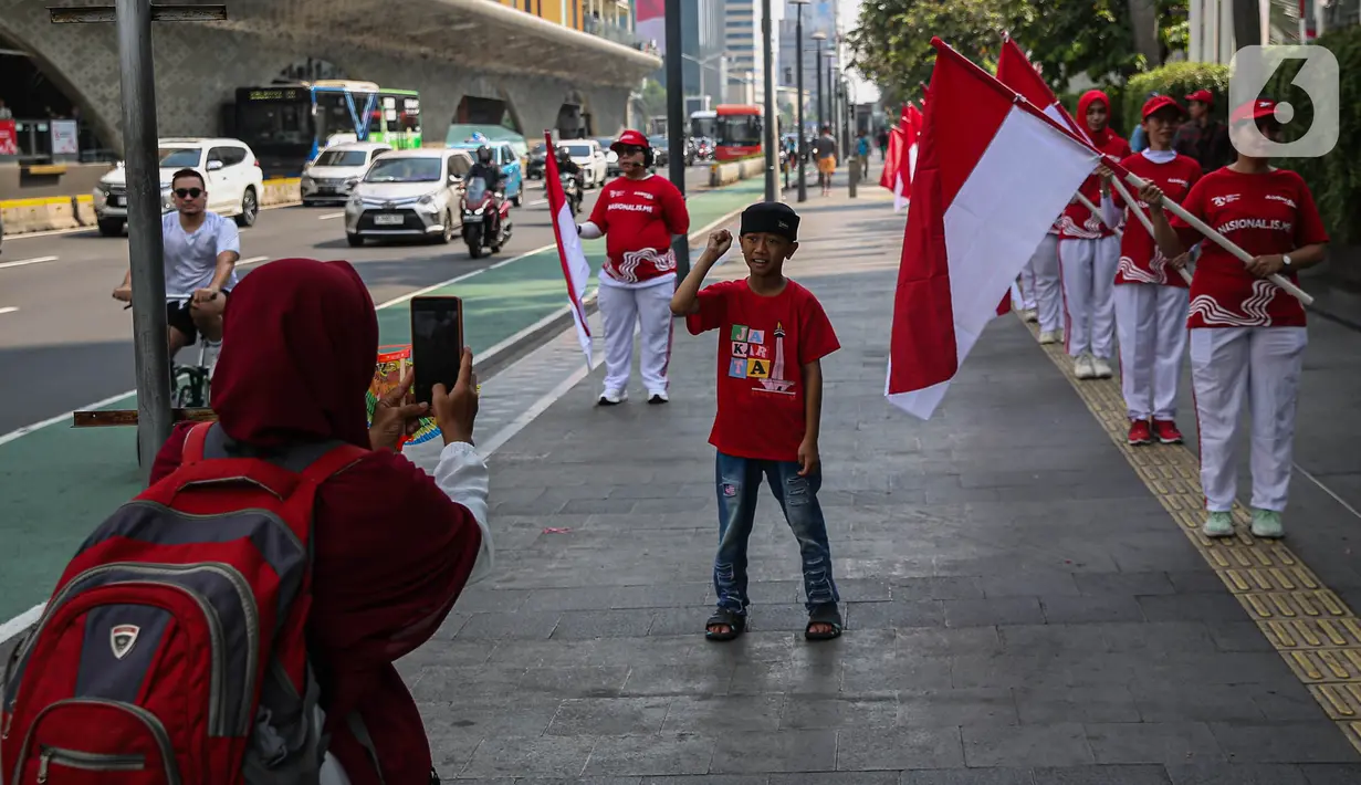 Warga juga menyempatkan mengabadikan momen tersebut. (Liputan6.com/Angga Yuniar)