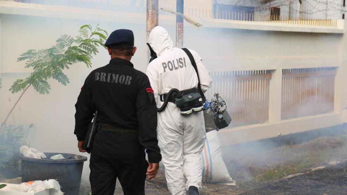Brimob Polda Lampung 'Hajar' Nyamuk dengan Fogging di Permukiman Warga Berita Viral Hari Ini Jumat 17 Mei 2024