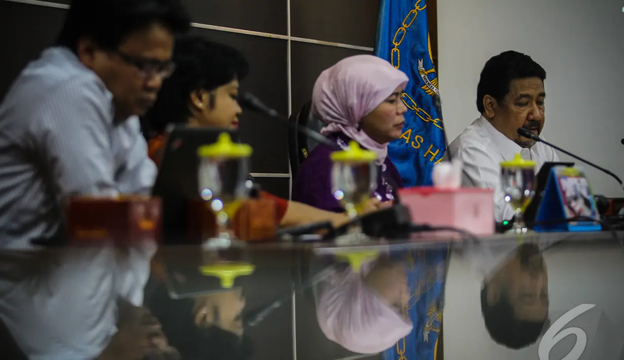 Para pembicara memaparkan pendapatnya saat diskusi publik untuk memperingati hari hukuman mati sedunia di Kantor Komnas HAM, Jakarta, Rabu (15/10/2014) (Liputan6.com/Faizal Fanani)