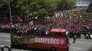 Timnas Portugal disambut warga saat melintas jalanan kota di Lisbon Portugal, (11/7/2016). Portugal Juara usai kalahkan Prancis 1-0. (EPA/Tiago Petinga)