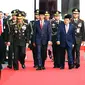 Presiden Jokowi didampingi Wapres Jusuf Kalla dan Kapolri Jenderal Pol Tito Karnavian saat menghadiri peringatan HUT ke-71 Bhayangkara di Monas, Jakarta, Senin (10/7). Jokowi menjadi instruktur upacara dalam acara tersebut. (Liputan6.com/Angga Yuniar)