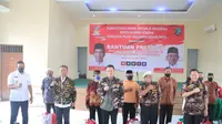 Mensos Juliari P Batubara dan Ketua MPR Bambang Soesatyo serahkan Bansos Presiden kepada warga Bekasi, Selasa (16/6/2020). (Ist)