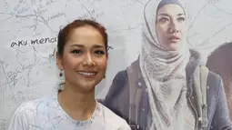 Aktris Bunga Citra Lestari berpose promo film jilbab traveler di kawasan Basuki Rahmat, Jakarta, (12/07). BCL berperan sebagai gadis berhijab yang sering melakukan traveling ke berbagai negara. (Liputan6.com/Herman Zakharia)