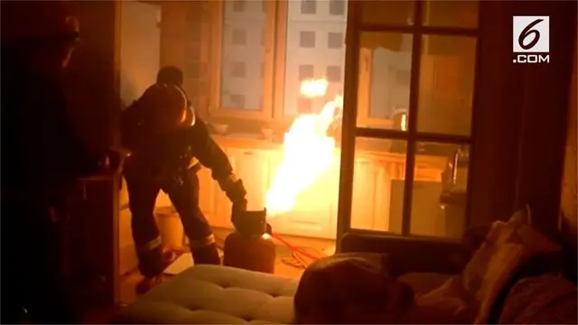 Seorang petugas mencegah terjadinya kebakaran di sebuah apartemen di Liaoning, Tiongkok. Ia membawa tabung gas yang terbakar  dari lantai 9 tanpa menggunakan alat apapun.