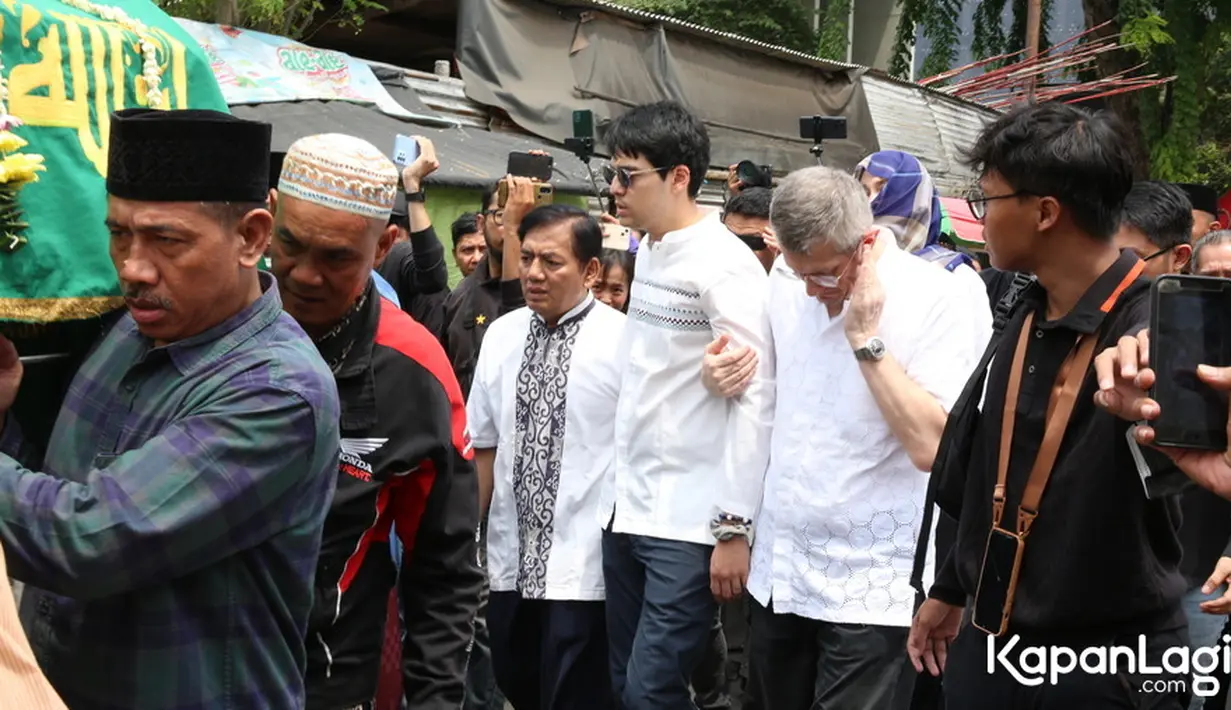 Iring-iringan keluarga dan para pelayat saat mengantarkan jenazah Siti Purwanti yang akan di salatkan dan kemudian langsung di makamkan. [KapanLagi.com/Budy Santoso]