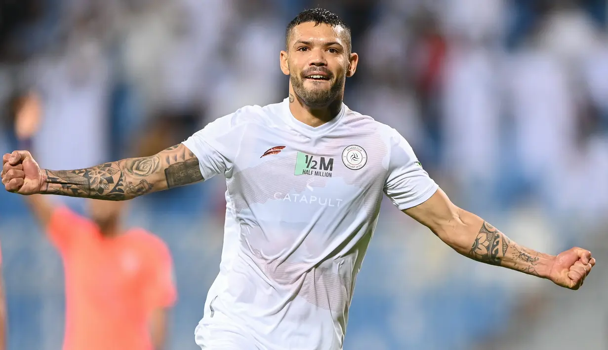 Carlos Junior. Sayap kanan asal Brasil berusia 27 tahun ini telah membela Al-Shabab sejak awal musim 2021/2022. Di Saudi Pro League 2022/2023, ia telah mencetak 12 gol dan 2 assist dari total 17 laga dan sementara membawa Al-Shabab menduduki posisi ke-3 klasemen sementara. (twitter.com/AlShabab)