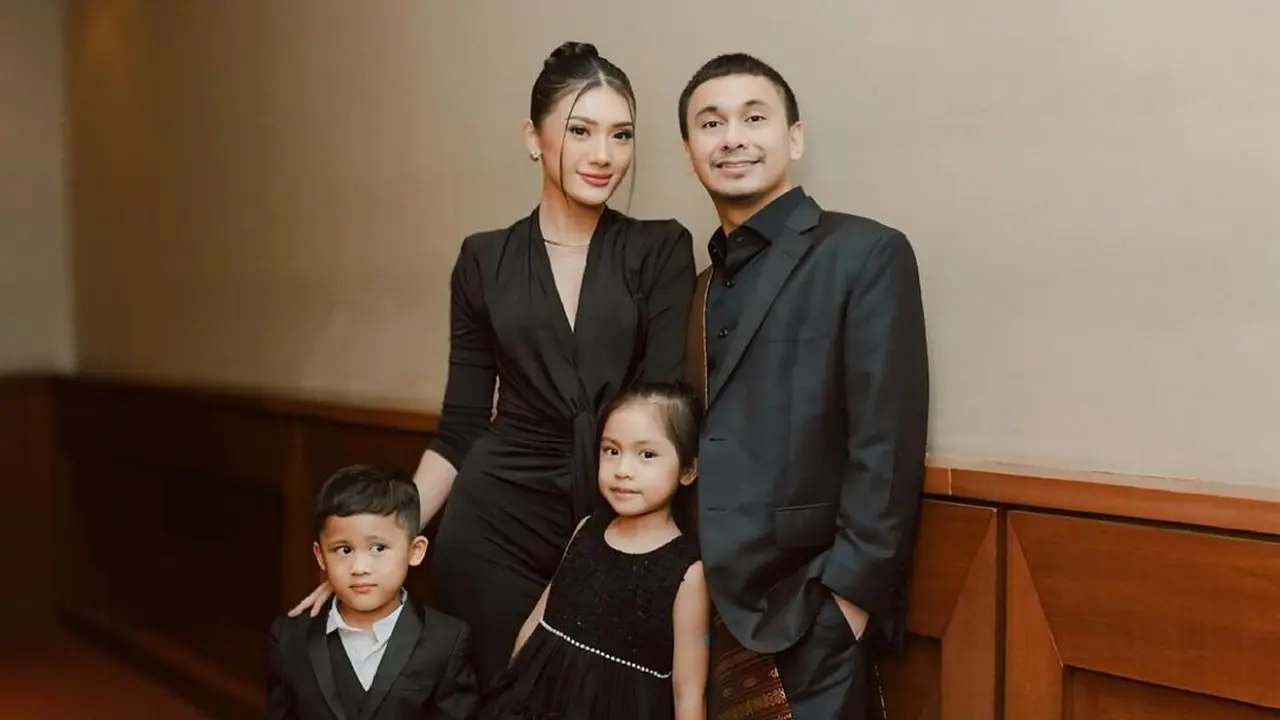 6 Gaya Anissa Aziza Support Film Sang Suami Raditya Dika, Kompak Tampil Serba Hitam dengan Dua Buah Hatinya