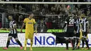 Wasit memberikan kartu merah kepada striker Juventus, Mario Mandzukic, saat melawan Udinese pada laga Serie A Italia di Stadion Friuli, Udine, Minggu (22/10/2017). Udinese kalah 2-6 dari Juventus. (AFP/Miguel Medina)