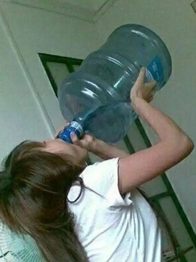 8 Potret Nyeleneh Cara Orang Minum Ini Malah Bikin Susah
