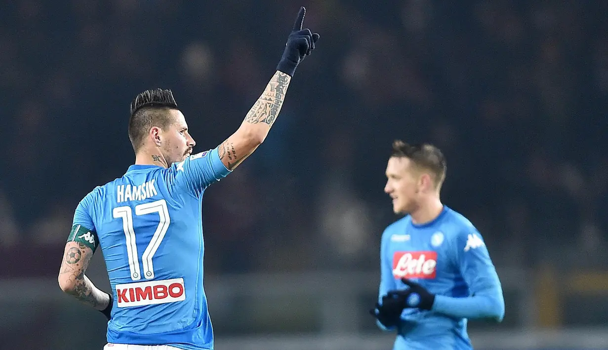 Gelandang Napoli, Marek Hamsik, melakukan selebrasi usai mencetak gol ke gawang Torino pada laga Serie A di Stadion Olimpico Grande Torino, Sabtu (16/12/2017). Napoli menang 3-1 atas Torino. (AP/Alessandro Di Marco)