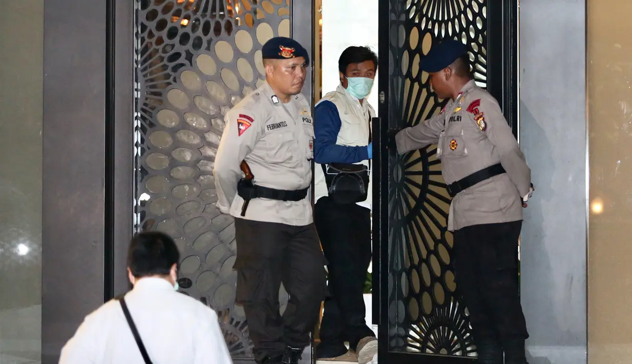 Penyidik KPK saat berada di rumah tersangka Ketua DPR RI Setya Novanto dengan penjagaan aparat kepolisian Brimob di Jalan Wijaya 13 No 19, Jakarta Selatan, Rabu (15/11). (Liputan6.com/Johan Tallo)