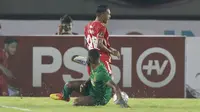 Pemain PSS Sleman, Marckho Sandi Merauje (depan), melanggar pemain Persis Solo, Muhammad Abduh Lestaluhu, yang berakibat hukuman penalti dalam lanjutan pertandingan babak penyisihan Grup A Piala Presiden 2022 di Stadion Manahan, Solo, Jawa Tengah, Sabtu (11/6/2022). (Bola.com/Arief Bagus)